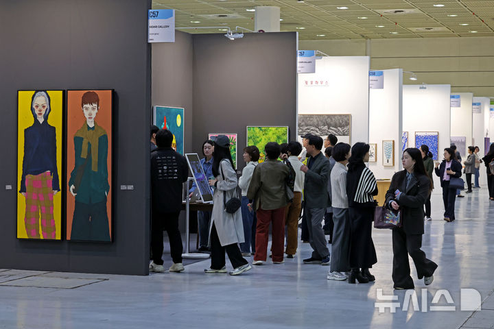 [서울=뉴시스] 박진희 기자 = 한국화랑협회는 8일 서울 강남구 코엑스에서 제44회 화랑미술제 개막식을 갖고 국내 정상급 갤러리들의 작품을 선보이고 있다. 이번 ‘2026 화랑미술제’는 오늘부터 12일까지 코엑스 C·D홀에서 개최되며, 169개 갤러리가 참여해 상반기 미술시장의 흐름을 가늠하는 바로미터로 주목된다. 2026.04.08. pak7130@newsis.com