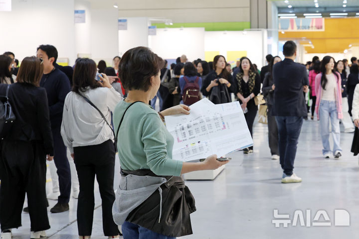 [서울=뉴시스] 박진희 기자 = 한국화랑협회는 8일 서울 강남구 코엑스에서 제44회 화랑미술제 개막식을 갖고 국내 정상급 갤러리들의 작품을 선보이고 있다. 이번 ‘2026 화랑미술제’는 오늘부터 12일까지 코엑스 C·D홀에서 개최되며, 169개 갤러리가 참여해 상반기 미술시장의 흐름을 가늠하는 바로미터로 주목된다. 2026.04.08. pak7130@newsis.com