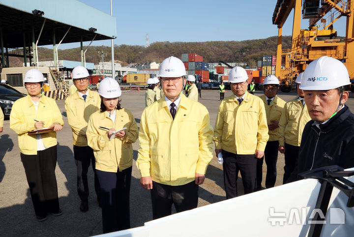 [의왕=뉴시스] 고범준 기자 = 이재명 대통령이 8일 경기 의왕 내륙컨테이너 기지를 방문해 고유가 위기극복을 위한 화물운송·물류업계 현장 간담회를 마친 뒤 운영 현황 보고를 받고 있다. 2026.04.08. bjko@newsis.com