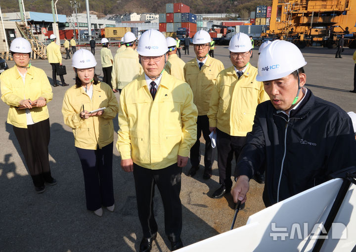 [의왕=뉴시스] 고범준 기자 = 이재명 대통령이 8일 경기 의왕 내륙컨테이너 기지를 방문해 고유가 위기극복을 위한 화물운송·물류업계 현장 간담회를 마친 뒤 운영 현황 보고를 받고 있다. 2026.04.08. bjko@newsis.com