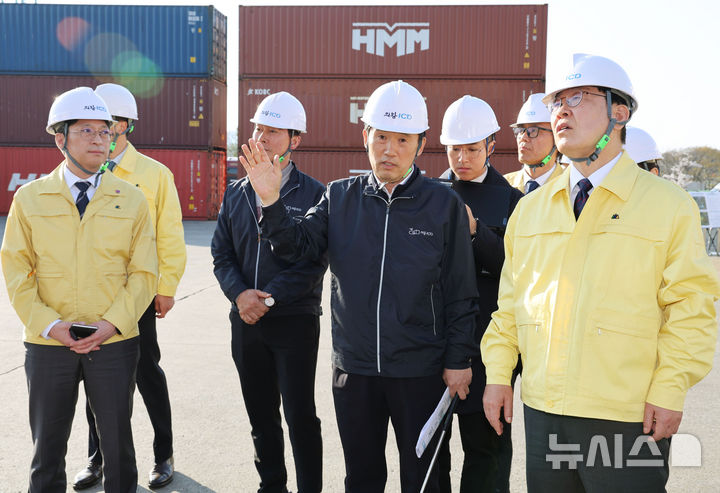 [의왕=뉴시스] 고범준 기자 = 이재명 대통령이 8일 경기 의왕 내륙컨테이너 기지를 방문해 고유가 위기극복을 위한 화물운송·물류업계 현장 간담회를 마친 뒤 현장을 시찰하고 있다. 2026.04.08. bjko@newsis.com
