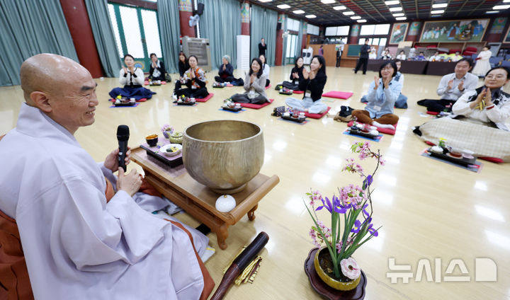 [서울=뉴시스] 조성우 기자 = 8일 서울 강남구 봉은사 보우당에서 열린 제2기 뉴시스 여성 CEO 리더십 아카데미 8회차에서 일감 스님(대한불교조계종 미래본부 사무총장)이 선명상 강연을 하고 있다. 2026.04.08. xconfind@newsis.com
