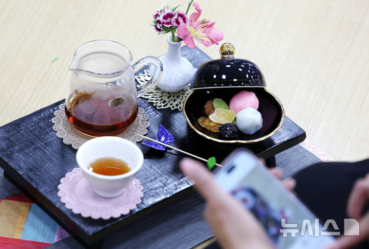 [서울=뉴시스] 조성우 기자 = 8일 서울 강남구 봉은사 보우당에서 열린 제2기 뉴시스 여성 CEO 리더십 아카데미 8회차 선명상 프로그램에 참석한 수강생이 다상을 촬영하고 있다. 2026.04.08. xconfind@newsis.com