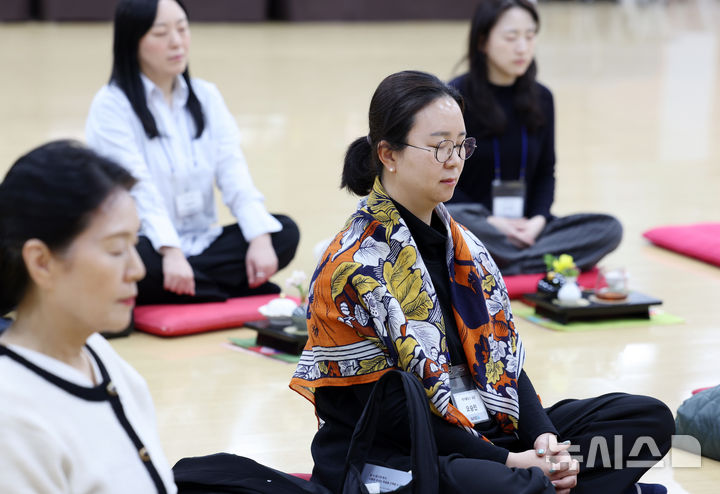 [서울=뉴시스] 조성우 기자 = 8일 서울 강남구 봉은사 보우당에서 열린 제2기 뉴시스 여성 CEO 리더십 아카데미 8회차에서 수강생들이 일감 스님(대한불교조계종 미래본부 사무총장) 진행으로 선명상 체험을 하고 있다. 2026.04.08. xconfind@newsis.com