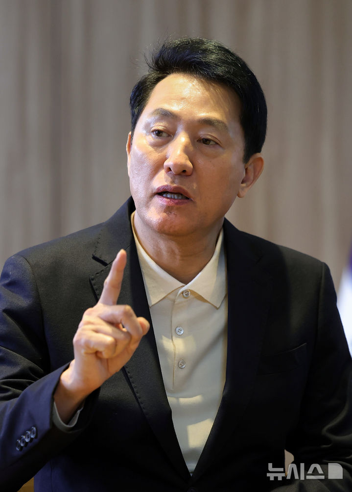 [서울=뉴시스] 홍효식 기자 = 제9회 전국동시지방선거 국민의힘 서울시장 경선 후보인 오세훈 서울시장이 지난 8일 서울 중구 서울시청 집무실에서 뉴시스와 인터뷰를 하고 있다. 2026.04.09. yesphoto@newsis.com