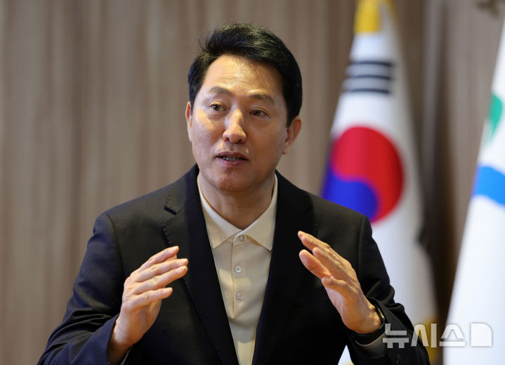 [서울=뉴시스] 홍효식 기자 = 제9회 전국동시지방선거 국민의힘 서울시장 경선 후보인 오세훈 서울시장이 지난 8일 서울 중구 서울시청 집무실에서 뉴시스와 인터뷰를 하고 있다. 2026.04.09. yesphoto@newsis.com