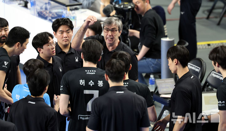 [천안=뉴시스] 박주성 기자 = 8일 오후 충남 천안시 서북구 유관순체육관에서 열린 2025-2026 V-리그 남자부 챔피언결정전 4차전 현대캐피탈과 대한항공의 경기에서 현대캐피탈 필립 블랑 감독이 선수들에게 작전지시를 하고 있다. 2026.04.08. park7691@newsis.com