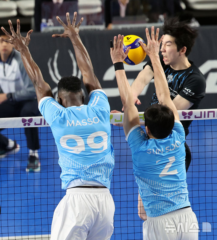 [천안=뉴시스] 박주성 기자 = 8일 오후 충남 천안시 서북구 유관순체육관에서 열린 2025-2026 V-리그 남자부 챔피언결정전 4차전 현대캐피탈과 대한항공의 경기에서 현대캐피탈 허수봉이 공격하고 있다. 2026.04.08. park7691@newsis.com