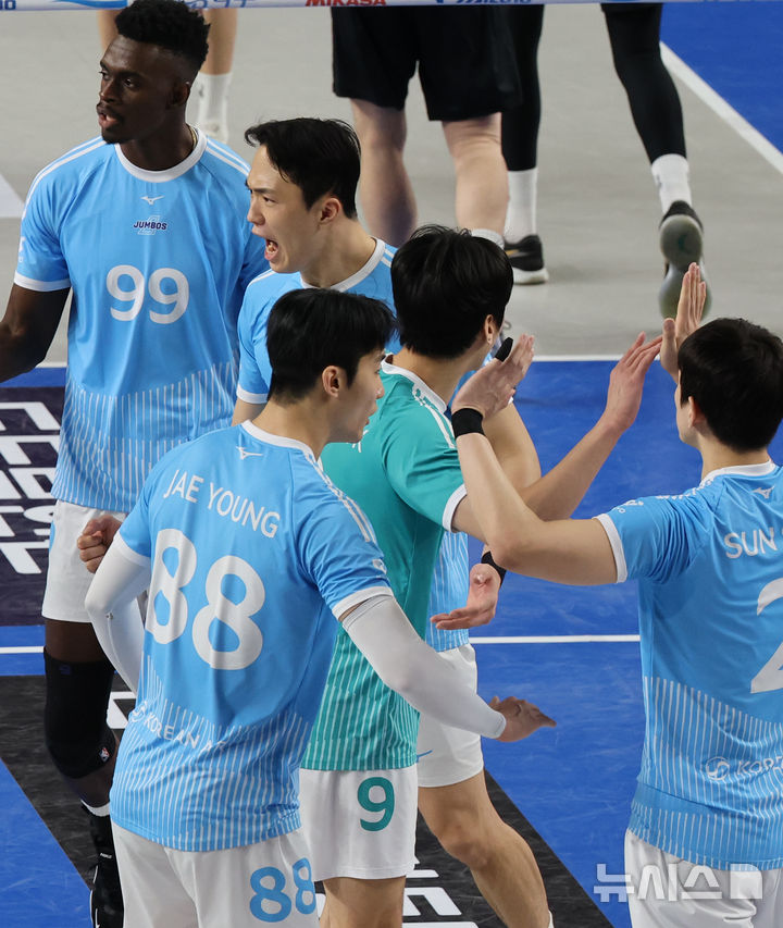 [천안=뉴시스] 박주성 기자 = 8일 오후 충남 천안시 서북구 유관순체육관에서 열린 2025-2026 V-리그 남자부 챔피언결정전 4차전 현대캐피탈과 대한항공의 경기에서 대한항공 선수들이 공격 성공 후 환호하고 있다. 2026.04.08. park7691@newsis.com