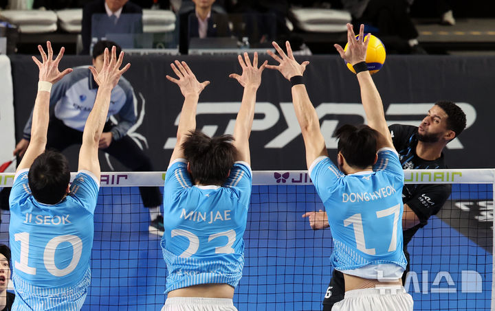 [천안=뉴시스] 박주성 기자 = 8일 오후 충남 천안시 서북구 유관순체육관에서 열린 2025-2026 V-리그 남자부 챔피언결정전 4차전 현대캐피탈과 대한항공의 경기에서 현대캐피탈 레오가 공격을 하고 있다. 2026.04.08. park7691@newsis.com