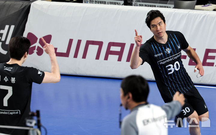 [천안=뉴시스] 박주성 기자 = 8일 오후 충남 천안시 서북구 유관순체육관에서 열린 2025-2026 V-리그 남자부 챔피언결정전 4차전 현대캐피탈과 대한항공의 경기에서 현대캐피탈 신호진이 공격 성공 후 환호하고 있다. 2026.04.08. park7691@newsis.com