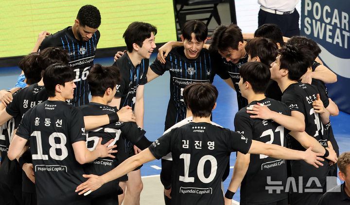 [천안=뉴시스] 박주성 기자 = 8일 오후 충남 천안시 서북구 유관순체육관에서 열린 2025-2026 V-리그 남자부 챔피언결정전 4차전 현대캐피탈과 대한항공의 경기에서 현대캐피탈이 세트 스코어 3대0으로 승리 후 환호하고 있다. 2026.04.08. park7691@newsis.com