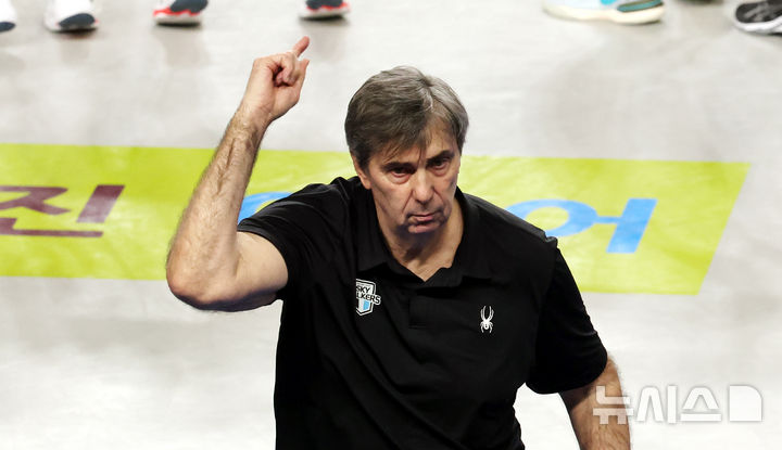 [천안=뉴시스] 박주성 기자 = 8일 오후 충남 천안시 서북구 유관순체육관에서 열린 2025-2026 V-리그 남자부 챔피언결정전 4차전 현대캐피탈과 대한항공의 경기에서 현대캐피탈이 세트 스코어 3대0으로 승리 후 현대캐피탈 필립 블랑 감독이 환호하고 있다. 2026.04.08. park7691@newsis.com