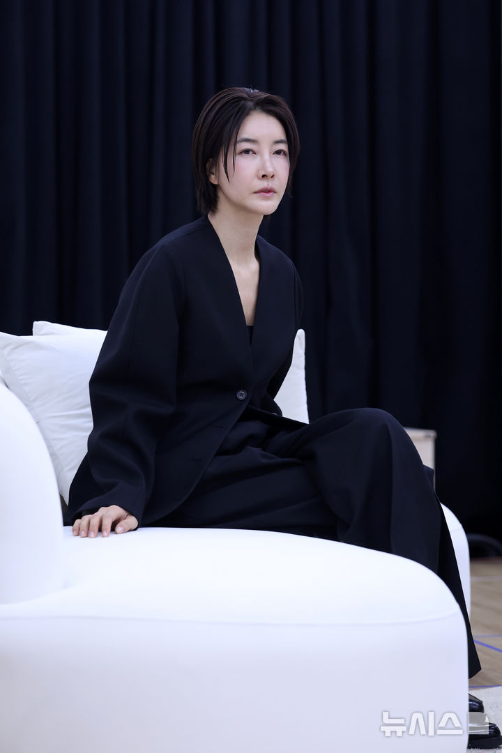 [서울=뉴시스] 박진희 기자 = 연극 '그의 어머니' 주연 배우 진서연이 8일 서울 종로구 대학로아트센터에서 인터뷰 하고 있다. 2026.04.08. pak7130@newsis.com