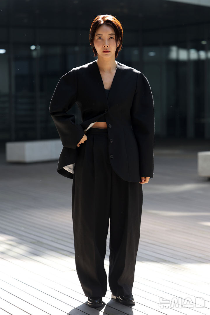 [서울=뉴시스] 박진희 기자 = 연극 '그의 어머니' 주연 배우 진서연이 8일 서울 종로구 대학로아트센터에서 인터뷰 하고 있다. 2026.04.08. pak7130@newsis.com