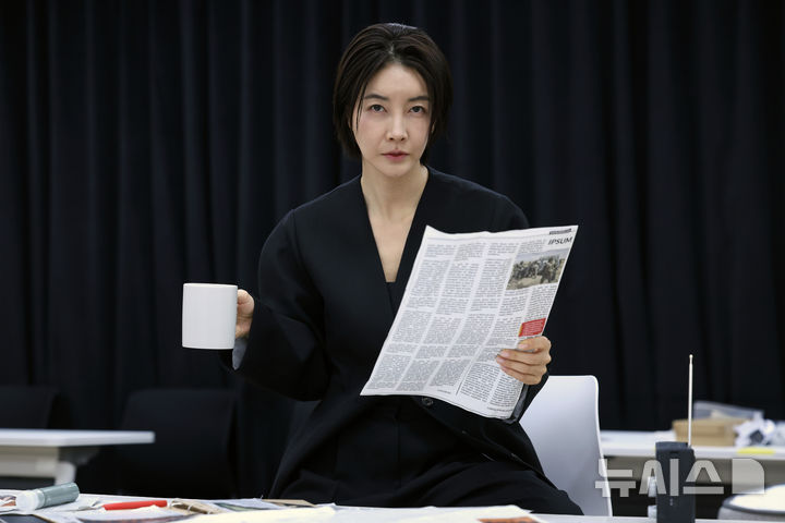 [서울=뉴시스] 박진희 기자 = 연극 '그의 어머니' 주연 배우 진서연이 8일 서울 종로구 대학로아트센터에서 인터뷰 하고 있다. 2026.04.08. pak7130@newsis.com