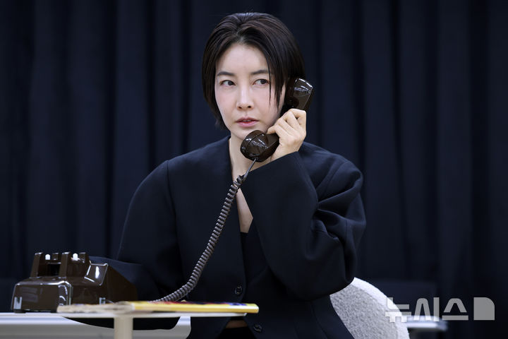 [서울=뉴시스] 박진희 기자 = 연극 '그의 어머니' 주연 배우 진서연이 8일 서울 종로구 대학로아트센터에서 인터뷰 하고 있다. 2026.04.08. pak7130@newsis.com