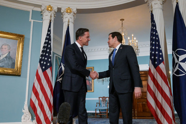 루비오 장관과 악수하는 뤼터 사무총장