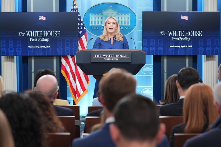 [워싱턴=AP/뉴시스]캐럴라인 레빗 백악관 대변인이 8일(현지 시간) 정례브리핑에서 취재진 질문에 답변하고 있다. 2026.04.09.