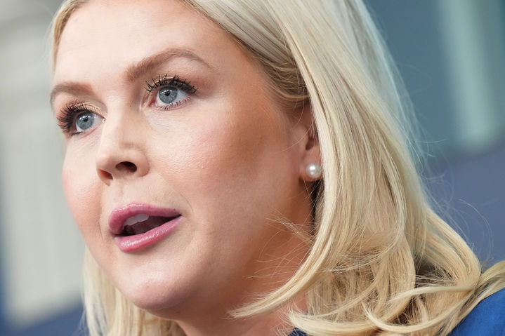 [워싱턴=AP/뉴시스]캐럴라인 레빗 백악관 대변인이 8일(현지 시간) 정례브리핑에서 취재진 질문에 답변하고 있다. 2026.04.09.