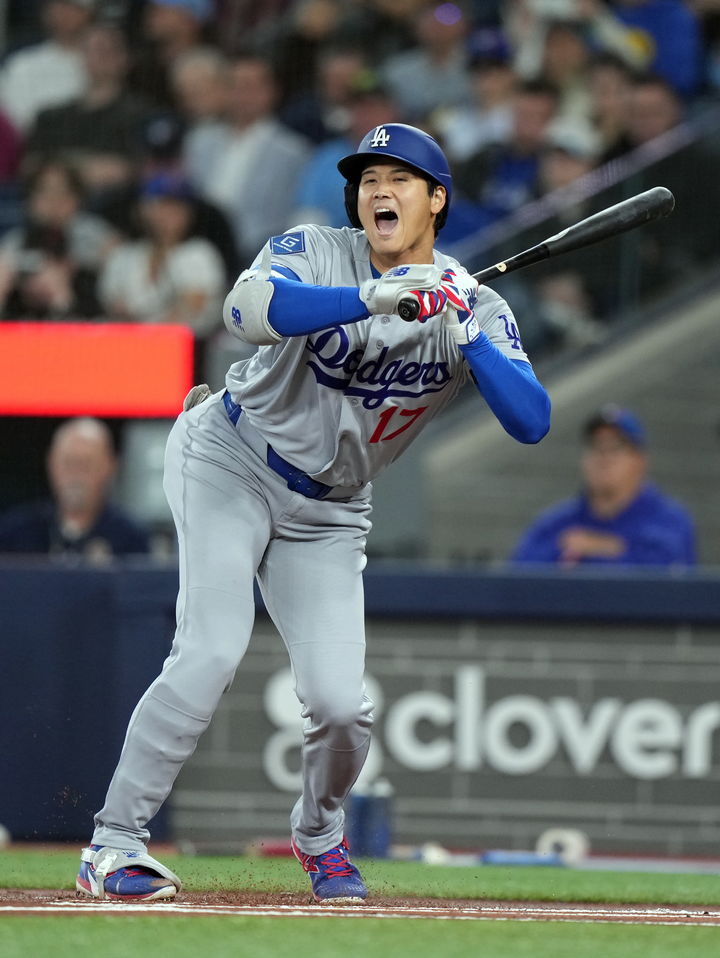 [토론토=AP/뉴시스] LA 다저스의 오타니 쇼헤이가 9일(한국 시간) 캐나다 온타리오주 토론토의 로저스 센터에서 열린 2026 메이저리그(MLB) 토론토 블루제이스와의 경기에서 1회초 폭투에 놀라고 있다. 2026.04.09