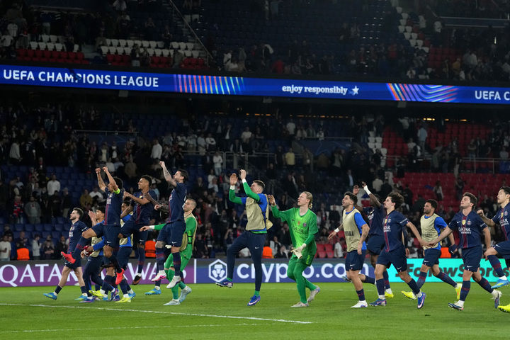 [파리=AP/뉴시스] 파리 생제르맹(PSG) 선수들이 8일(현지 시간) 프랑스 파리 파르크 데 프랭스에서 열린 2025-26 유럽축구연맹(UEFA) 챔피언스리그(UCL) 8강 1차전에서 리버풀(잉글랜드)을 상대로 승리한 후 팬들에게 인사하고 있다. 이날 이강인은 교체 출전해 12분을 뛰었고, PSG는 2-0으로 승리했다. 2026.04.09.