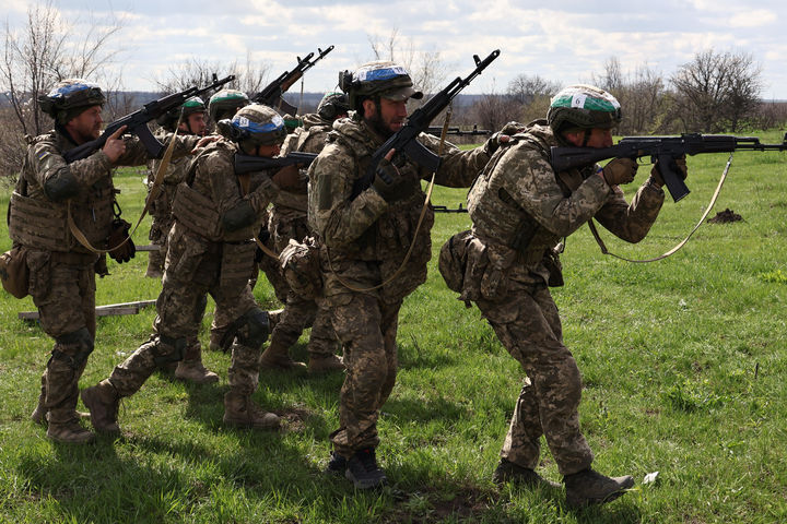 돌격 전술훈련 하는 우크라이나 군인들