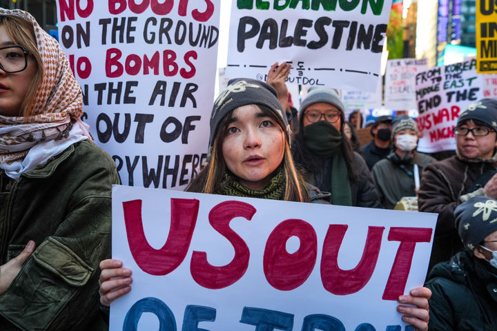 뉴욕에서 "전쟁 반대" 행진하는 시위대