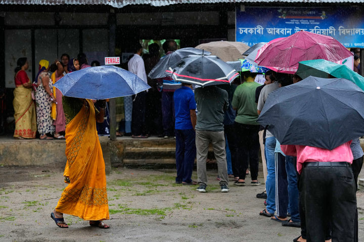 빗속 투표 순서 기다리는 인도 아삼주 유권자들
