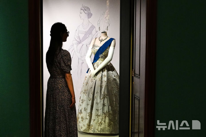 [런던=AP/뉴시스] 9일(현지 시간) 영국 런던 버킹엄 궁전 킹스 갤러리에서 열린 엘리자베스 2세 여왕의 삶과 패션을 조명하는 전시회에서 여왕이 입었던 의상이 공개되고 있다. 2026.04.11.