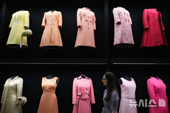 [런던=AP/뉴시스] 9일(현지 시간) 영국 런던 버킹엄 궁전 킹스 갤러리에서 열린 엘리자베스 2세 여왕의 삶과 패션을 조명하는 전시회에서 여왕이 입었던 의상이 공개되고 있다. 2026.04.11.