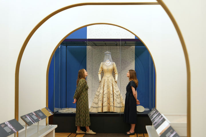 [런던=AP/뉴시스] 9일(현지 시간) 영국 런던 버킹엄 궁전 킹스 갤러리에서 열린 엘리자베스 2세 여왕의 삶과 패션을 조명하는 전시회에서 여왕이 입었던 의상이 공개되고 있다. 2026.04.11.