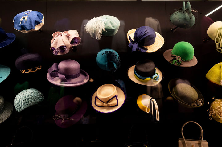 [런던=AP/뉴시스] 9일(현지 시간) 영국 런던 버킹엄 궁전 킹스 갤러리에서 열린 엘리자베스 2세 여왕의 삶과 패션을 조명하는 전시회에서 여왕이 착용했던 모자가 공개되고 있다. 2026.04.11.