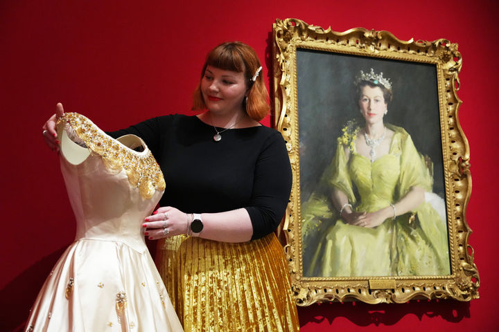 [런던=AP/뉴시스] 9일(현지 시간) 영국 런던 버킹엄 궁전 킹스 갤러리에서 열린 엘리자베스 2세 여왕의 삶과 패션을 조명하는 전시회에서 여왕이 1952년에 입었던 이브닝 드레스가 공개되고 있다. 2026.04.11.