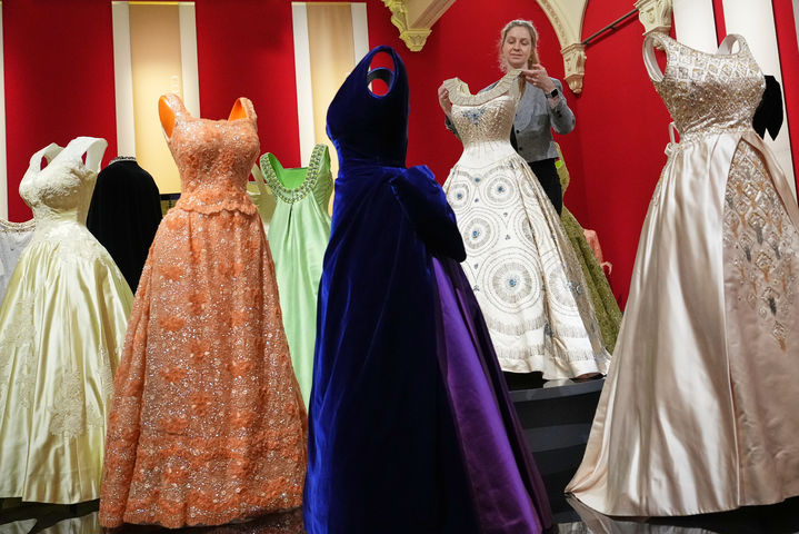 [런던=AP/뉴시스] 9일(현지 시간) 영국 런던 버킹엄 궁전 킹스 갤러리에서 열린 엘리자베스 2세 여왕의 삶과 패션을 조명하는 전시회에서 여왕이 입었던 드레스가 공개되고 있다. 2026.04.11.