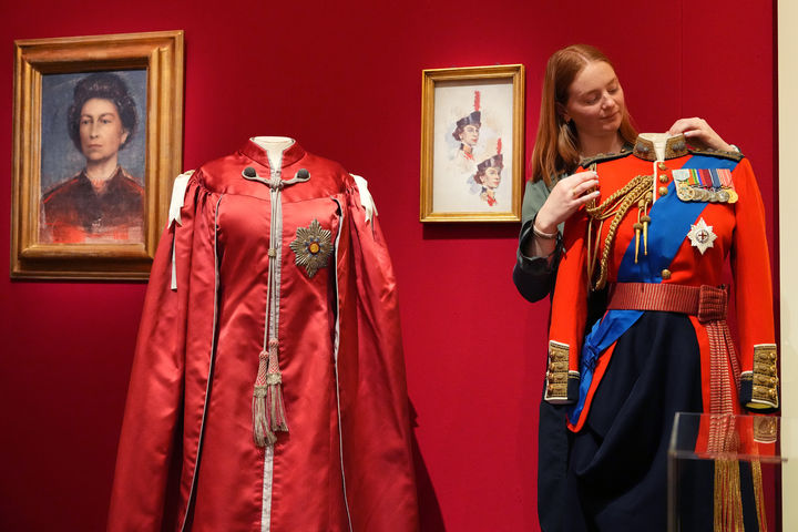 [런던=AP/뉴시스] 9일(현지 시간) 영국 런던 버킹엄 궁전 킹스 갤러리에서 열린 엘리자베스 2세 여왕의 삶과 패션을 조명하는 전시회에서 여왕이 입었던 의상이 공개되고 있다. 2026.04.11.