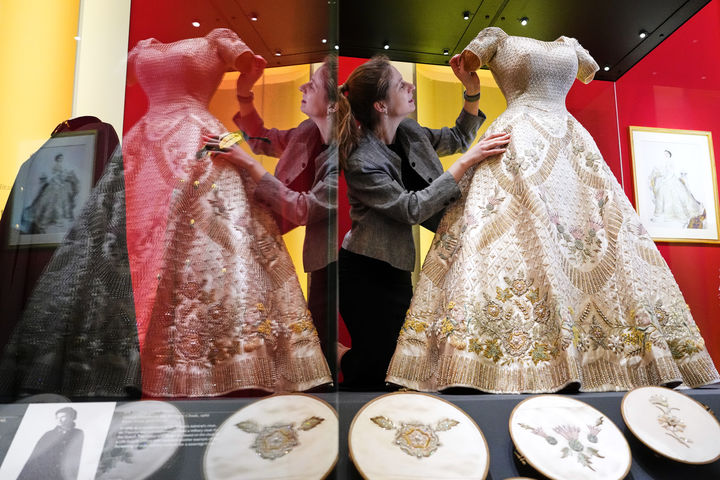 [런던=AP/뉴시스] 9일(현지 시간) 영국 런던 버킹엄 궁전 킹스 갤러리에서 열린 엘리자베스 2세 여왕의 삶과 패션을 조명하는 전시회에서 여왕이 입었던 대관식 드레스가 공개되고 있다. 2026.04.11.