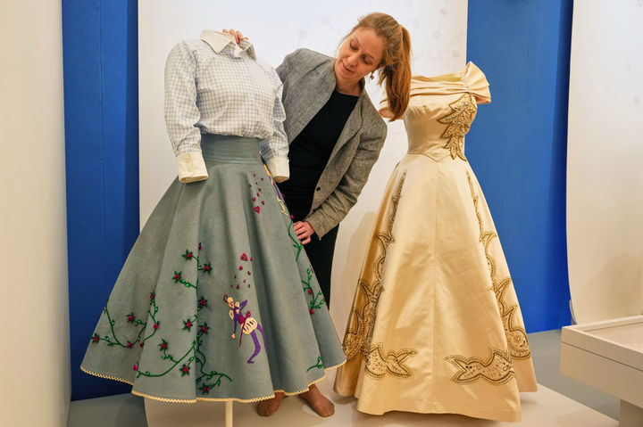 [런던=AP/뉴시스] 9일(현지 시간) 영국 런던 버킹엄 궁전 킹스 갤러리에서 열린 엘리자베스 2세 여왕의 삶과 패션을 조명하는 전시회에서 여왕이 1951년에 입었던 치마가 공개되고 있다. 2026.04.11.