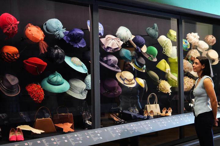 [런던=AP/뉴시스] 9일(현지 시간) 영국 런던 버킹엄 궁전 킹스 갤러리에서 열린 엘리자베스 2세 여왕의 삶과 패션을 조명하는 전시회에서 여왕이 착용했던 모자와 구두, 가방이 공개되고 있다. 2026.04.11.