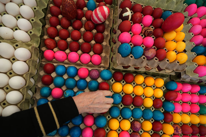 시장서 부활절 달걀 고르는 손님