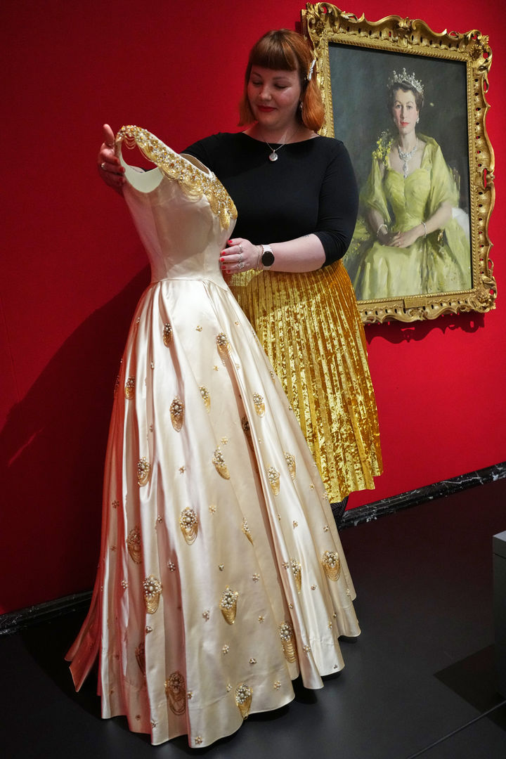 [런던=AP/뉴시스] 9일(현지 시간) 영국 런던 버킹엄 궁전 킹스 갤러리에서 열린 엘리자베스 2세 여왕의 삶과 패션을 조명하는 전시회에서 여왕이 1952년에 입었던 이브닝 드레스가 공개되고 있다. 2026.04.11.