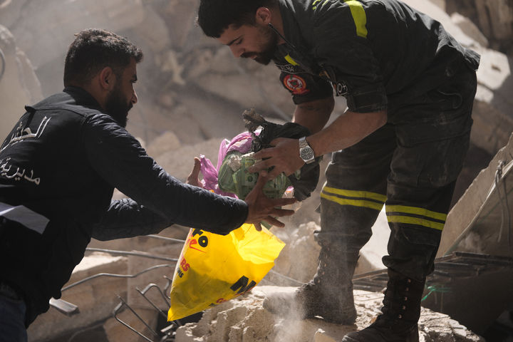 [베이루트=AP/뉴시스] ﻿﻿이스라엘의 레바논 대규모 공습으로 사망자가 300명을 넘어서며 중동 긴장이 급격히 고조되고 있다. 사진은 9일(현지 시간) 레바논 베이루트 중심부에서 한 구조대원이 이스라엘 공습으로 파괴된 건물 잔해 속에서 회수한 지폐를 보안 요원이 들고 있는 비닐봉지에 넣고 있다. 2026.04.10.