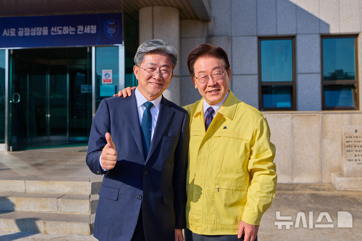 [의왕=뉴시스] 이재명 대통령과 정순욱 더불어민주당 의왕시장 예비 후보가 4년 만에 만나 다정스러운 자세와 함께 기념 촬영을 하고 있다. (사진=선거사무소 제공).