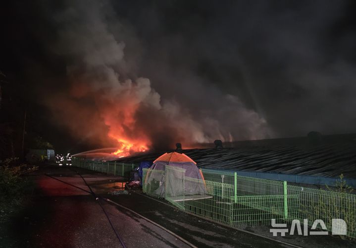 [경주=뉴시스] 경주시 외동읍 제내리 공장 화재 현장 (사진=독자 제공) 2026.4.9. photo@newsis.com