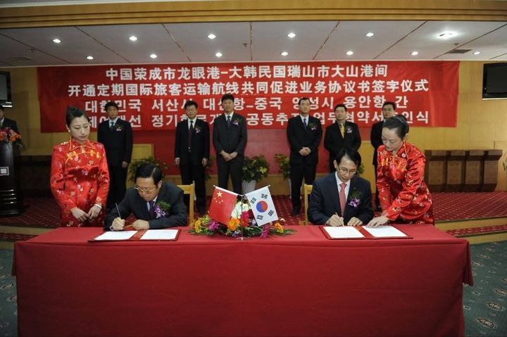 [서산=뉴시스] 이완섭(오른쪽) 서산시장이 9일 자신의 소셜미디어 계정에 올린 지난 2010년11월17일 중국 영성시에서 서하구그룹 전문과 회장과 용안항 항로 개설 업무협약을 맺고 있는 모습. (사진=이완섭 서산시장 개인소셜미디어 게시글 캡처본). 2026.04.09. photo@newsis.com *재판매 및 DB 금지