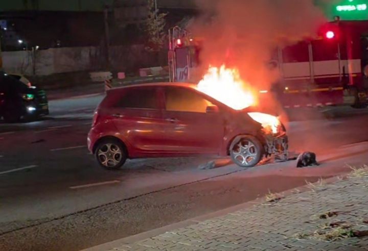 [수원=뉴시스] 지난달 20일 경기 용인시 기흥구 수원신갈 톨게이트 인근 도로에서 교통사고로 불이 난 차량에서 화염과 연기가 치솟고 있다. (사진=최대광씨 제공) 2026.04.09. photo@newsis.com *재판매 및 DB 금지