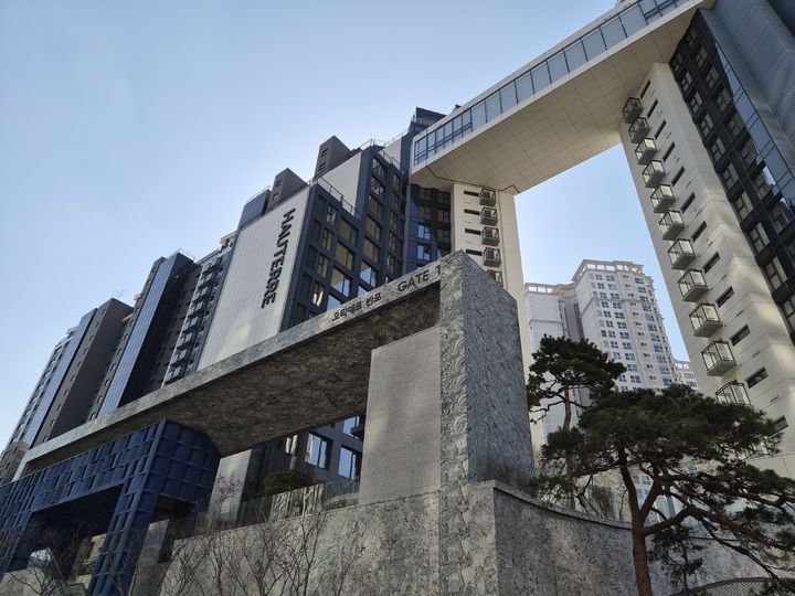 [서울=뉴시스] 정진형 기자 = 지난 8일 찾은 서울 서초구 잠원동 오티에르 반포 전경. 2026.04.09. formation@newsis.com *재판매 및 DB 금지