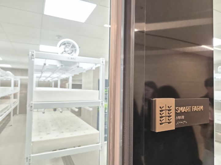 [서울=뉴시스] 정진형 기자 = 지난 8일 서울 서초구 잠원동 오티에르 반포의 스마트팜. 2026.04.09. formation@newsis.com *재판매 및 DB 금지