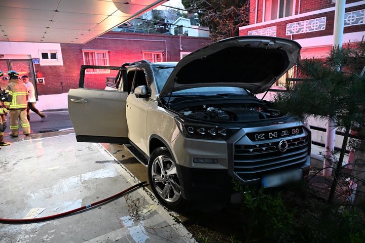 [대전=뉴시스] 지난 8일 오후 6시55분께 대전 중구 대사동의 한 골목길에 주차된 차량에서 방화 추정 불이 나 소방대원들이 진화에 나서고 있다. (사진=대전서부소방서 제공) 2026.04.09. photo@newsis.com. *재판매 및 DB 금지