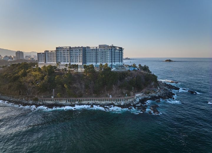 [서울=뉴시스] 유류비 상승으로 이동에 대한 부담이 커진 가운데 롯데리조트가 봄 시즌 여행을 준비하는 고객들을 위한 실속형 이벤트를 마련한다. 사진은 롯데리조트 속초.(사진=롯데호텔앤리조트) *재판매 및 DB 금지